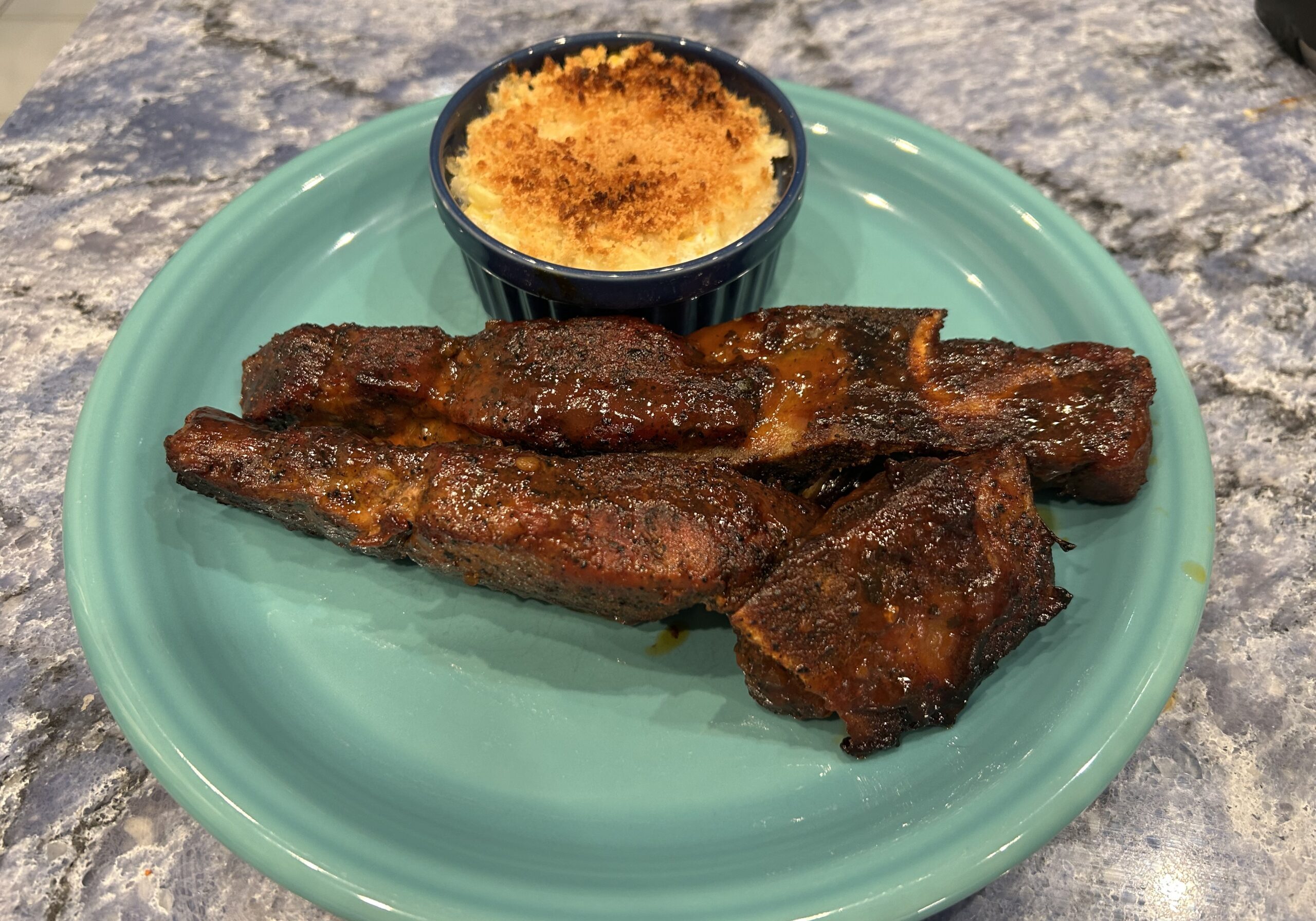 Barbecue ribs with baked mac and cheese.